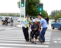 400名民警雨中执勤备战全国文明城市届满复查验收